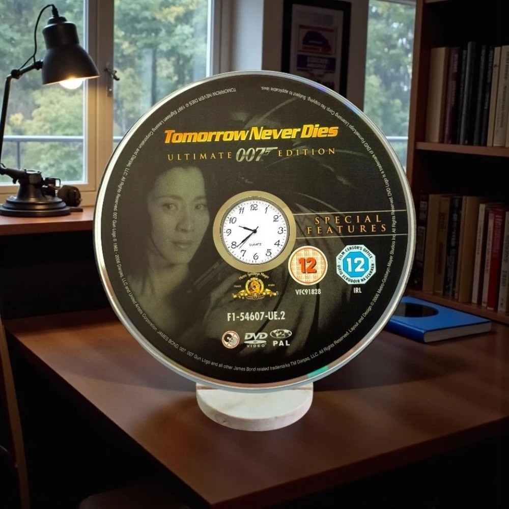 James Bond 007 Novelty Desktop DVD Clock With Fixed Gold Insert - Image 46